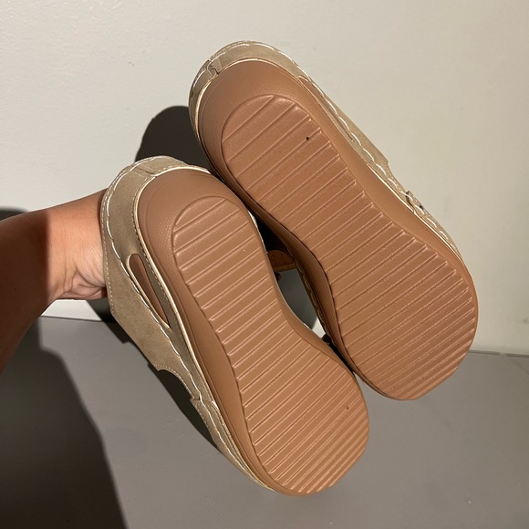 NWOT tan slip on sandals floral size 8 - Picture 4 of 6